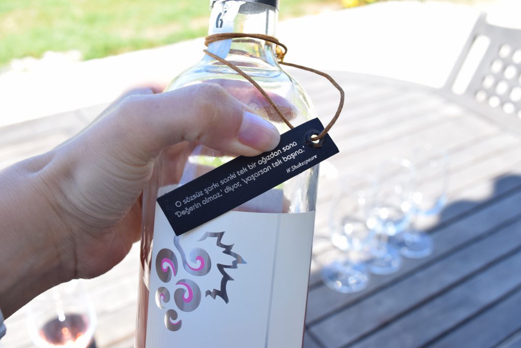 USCA Sonnet 8 Blush 2014 O sözsüz şarkı sanki tek bir ağızdan sana 'Değerin olmaz,' diyor, 'yaşarsan tek başına.'